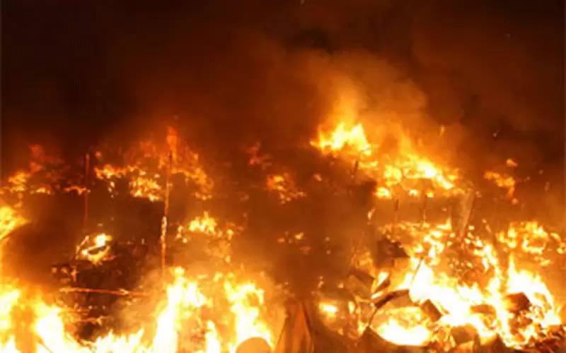 ألسنة النيران تحرق 6500 شوال تبن