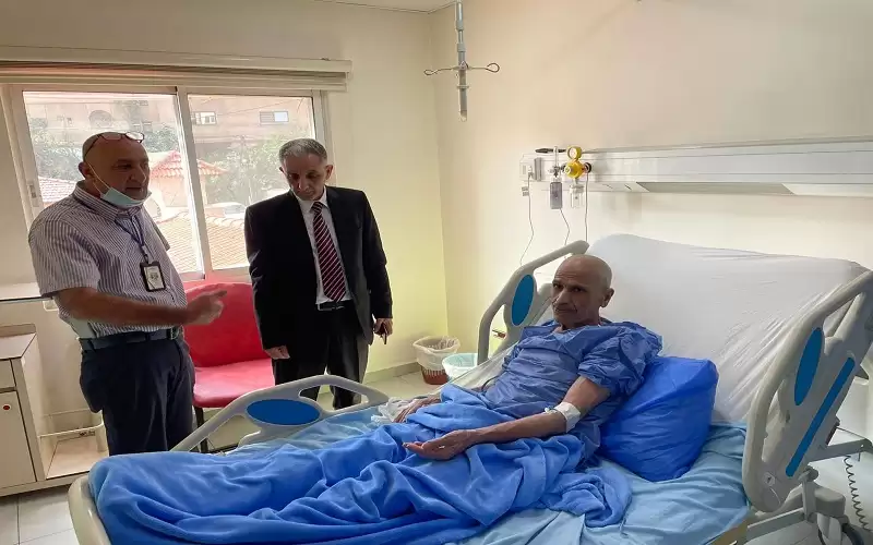 بالصور.. المقاصد يتكفل بمعالجة مريض مسن