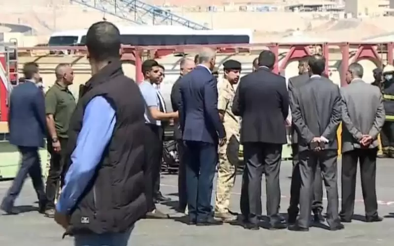 ولي العهد يستمع لإيجاز من المسؤولين