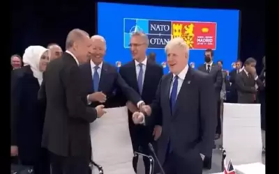 أردوغان مشيرا إلى جونسون: هذا من