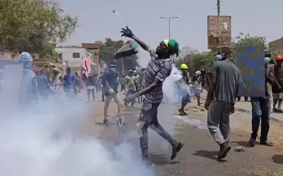 إطلاق الغاز المسيل للدموع على المتظاهرين