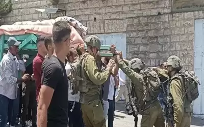 جنود الاحتلال يعتدون على جنازة امرأة
