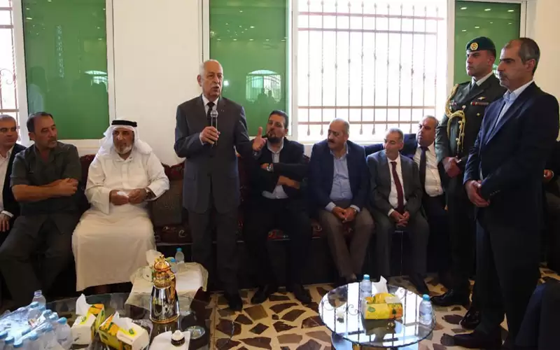 العيسوي ينقل تعازي الملك لذوي شهداء