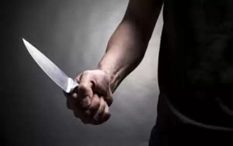 رجل يطعن زوجته أمام محكمة شرعية