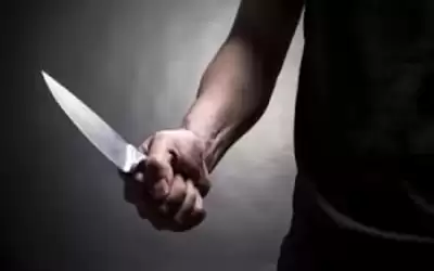رجل يطعن زوجته أمام محكمة شرعية