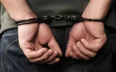 القبض على شخص قتل طفلتيه بـعصا