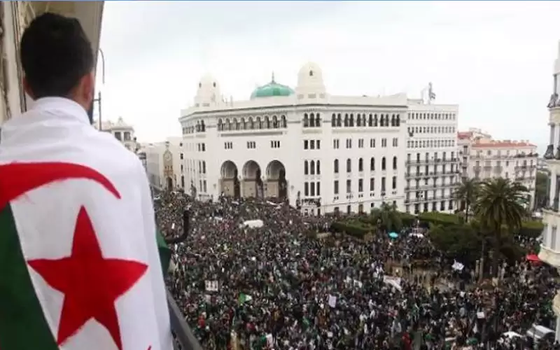 الجزائريون يحتفلون بعيد الاستقلال الستين لبلادهم