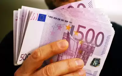 اليورو يسجل أدنى مستوى مقابل الدولار