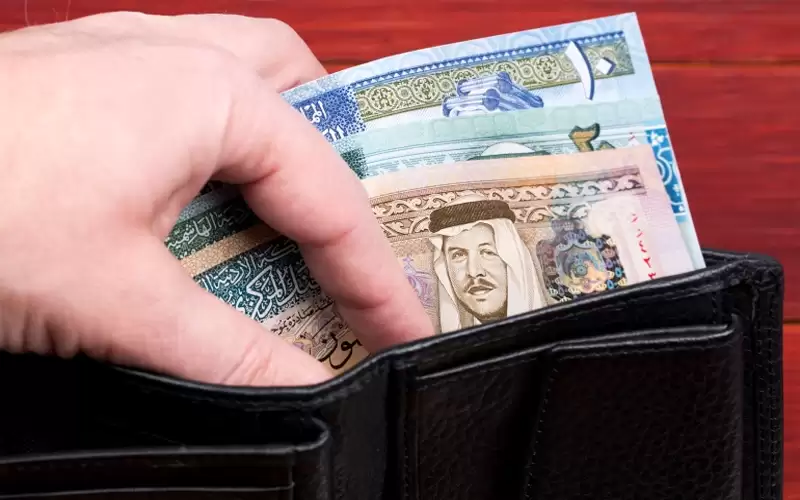 النيابة العامة تلاحق 20 شخصا بجرائم