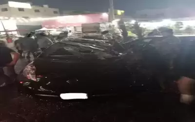 وفاة و6 إصابات بتصادم شاحنة مع