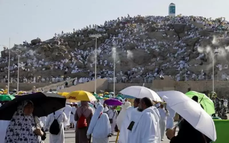 الحجاج يتوافدون على عرفات لأداء الركن