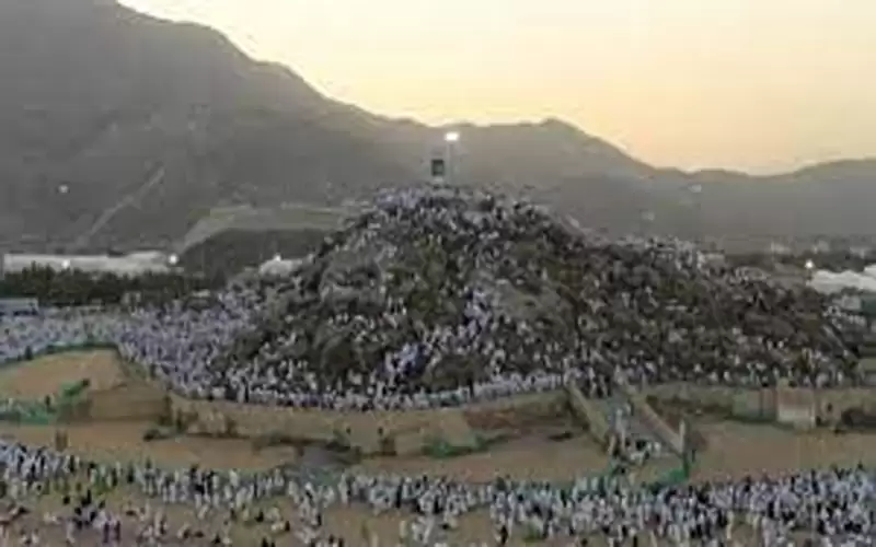 الحجاج يؤدون طواف الإفاضة ويرمون جمرة