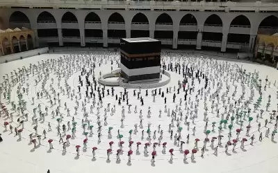 حجاج بيت الله الحرام يؤدون طواف