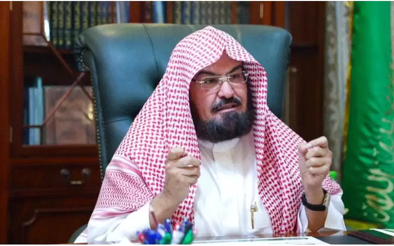 السديس يقيل مسؤولين في ذروة توافد