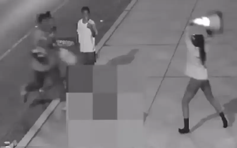 وسط الضحكات.. شاهد مراهقين يضربون مسنا