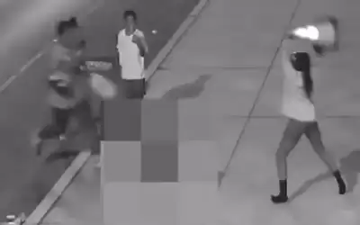 وسط الضحكات.. شاهد مراهقين يضربون مسنا