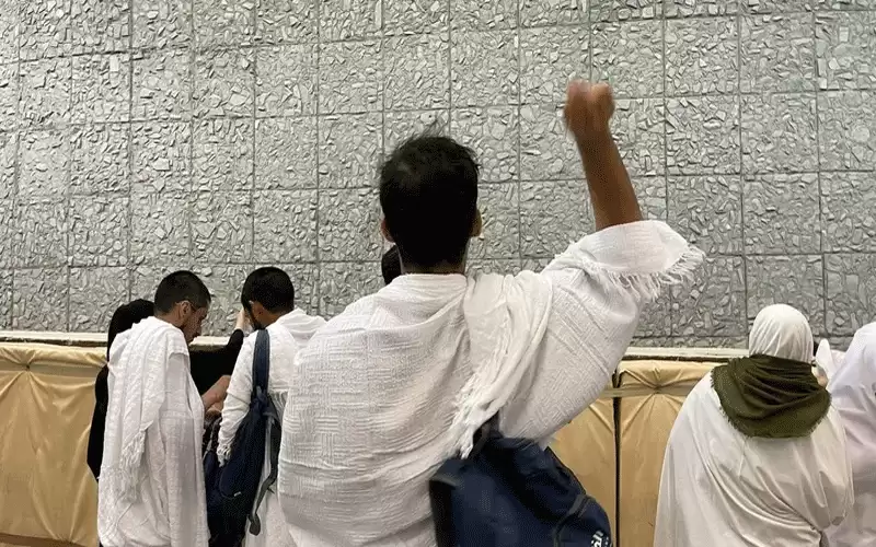 الحجاج يتوافدون على منى لرمي جمرة