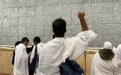 الحجاج يتوافدون على منى لرمي جمرة