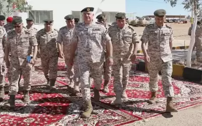 رئيس هيئة الأركان المشتركة يزور عددا