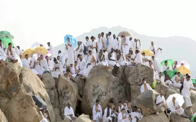 الحجاج يواصلون رمي الجمرات في ثاني