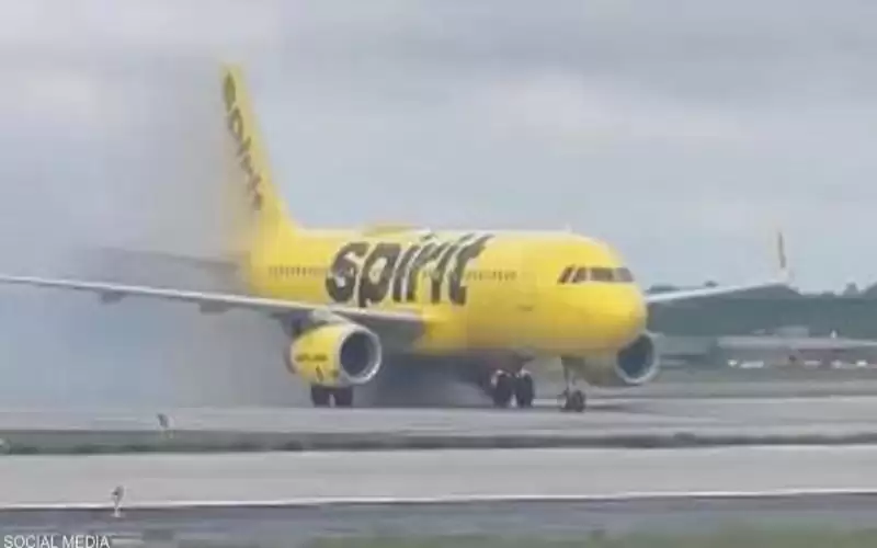 النيران اشتعلت بعجلات الطائرة .. فيديو