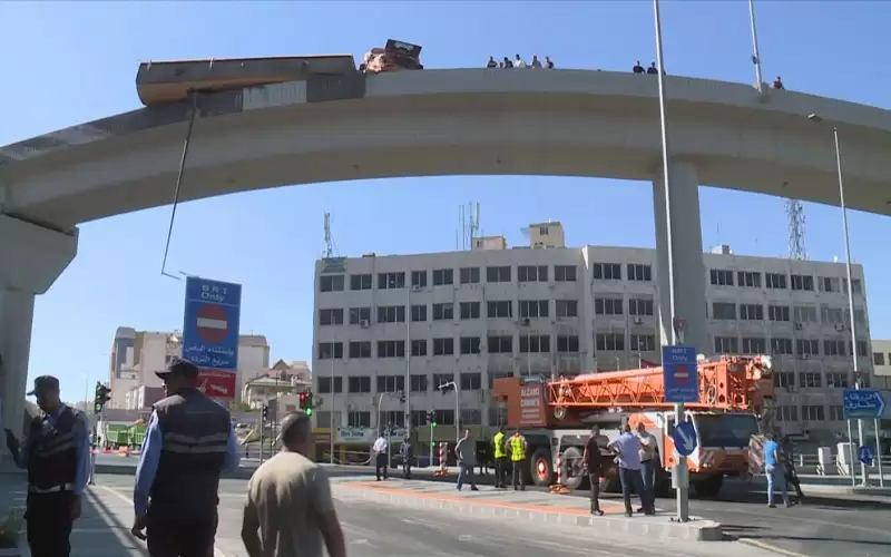 إنزال صهريج الخدمات من فوق جسر