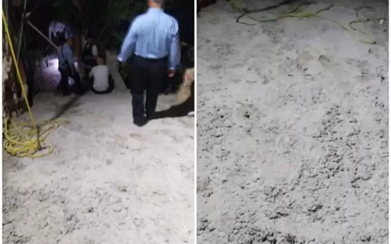 شاهد فلسطيني يدفن والده ويصب عليه