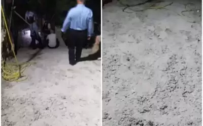 شاهد فلسطيني يدفن والده ويصب عليه
