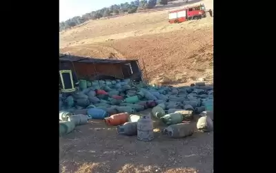 انقلاب شاحنه محملة بإسطوانات غاز في