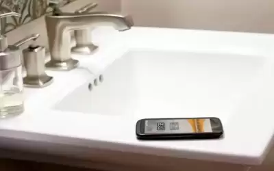 الهاتف المحمول في المرحاض.. سلوك يزداد