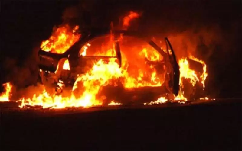 مجهول يضرم النار بمركبتين شرقي عمان