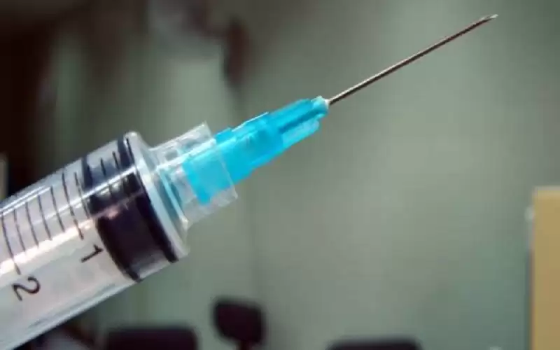 إعطاء طفل ابرة منع حمل بالخطأ