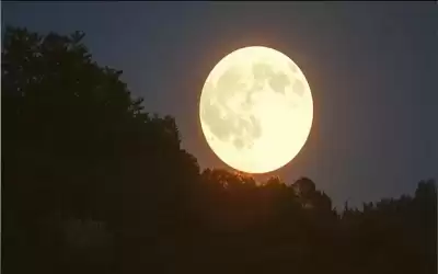 القمر العملاق في سماء الأردن الليلة