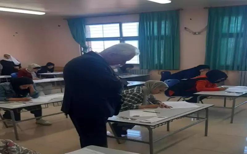 عويس يتفقد طلاب التوجيهي في مدرسة