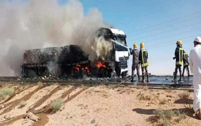 حريق شاحنة مشروبات غازية على طريق