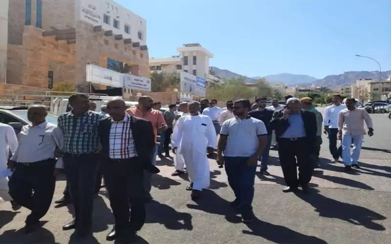 بالصور.. (حادثة العقبة) ذوو موقوفين خلال