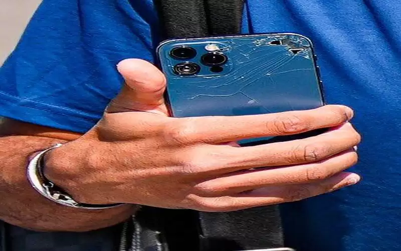 رياض محرز يثير السخرية بهاتفه المكسور..