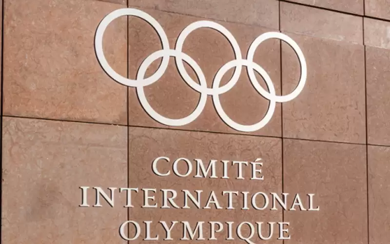 الأولمبية الدولية تعيد لقبا للأسطورة الأمريكي