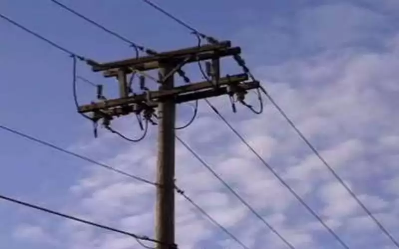 حمولة شاحنة تتسبب بقطع أسلاك كهرباء