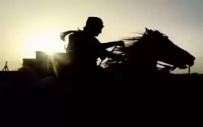 ملثم يمتطي حصانا يغشش طلاب التوجيهي