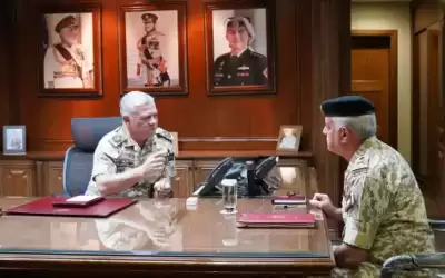 الملك يستمع إلى إيجاز حول جهود