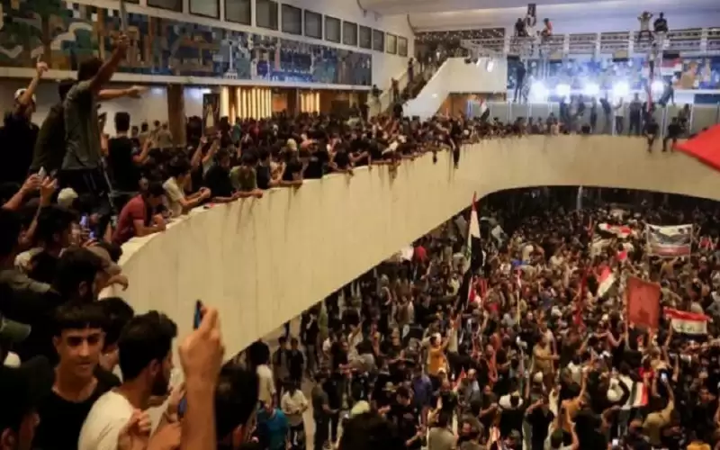 متظاهرون يقتحمون مقر البرلمان العراقي