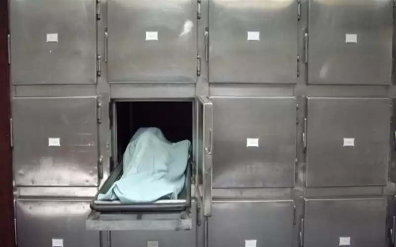 سيدة تحاول أخذ بصمة يد شقيقتها