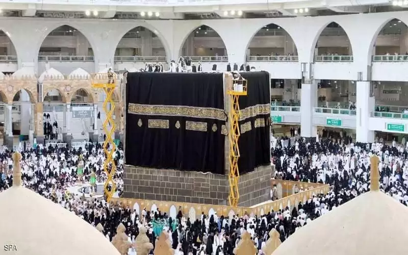 السعودية تستبدل كسوة الكعبة المشرفة