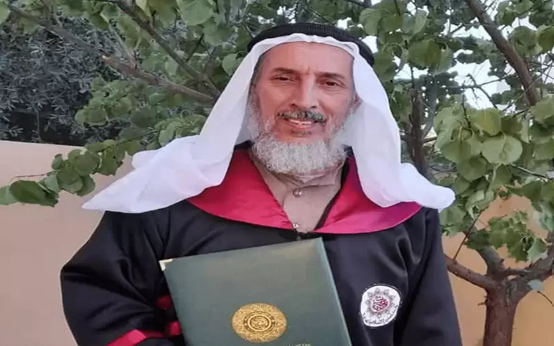 الشبلي إمام مسجد يحصد البكالوريوس بعد