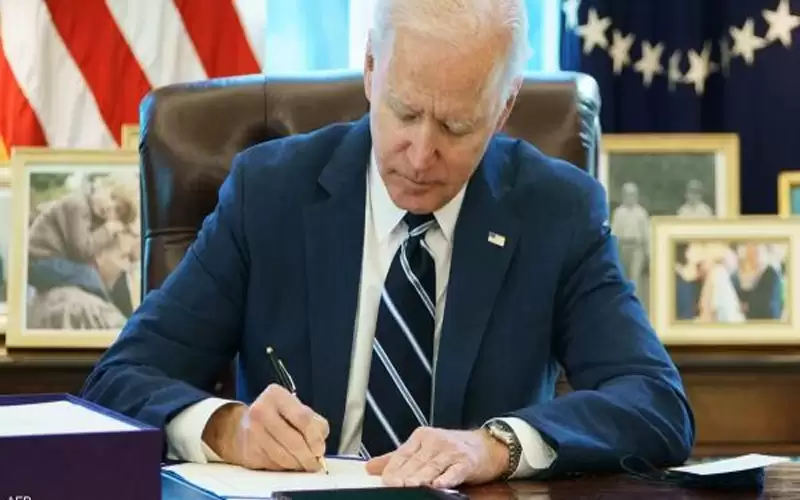 بايدن يخطر الكونغرس بتمديد حالة الطوارئ