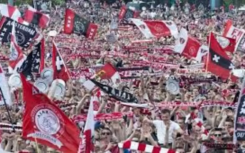 أياكس أمستردام يلزم مشجعيه بقرار جريء