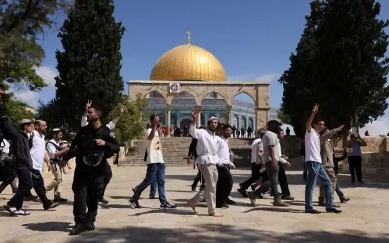 مستوطنون يقتحمون الأقصى بحراسة شرطة الاحتلال