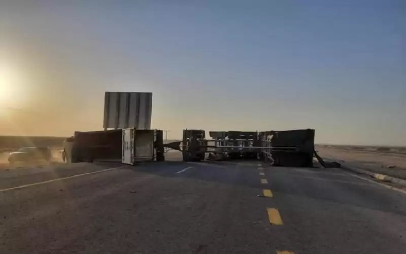 لتدهور شاحنة .. إغلاق طريق الأزرق-العمري