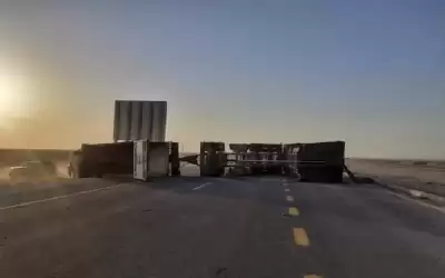 لتدهور شاحنة .. إغلاق طريق الأزرق-العمري